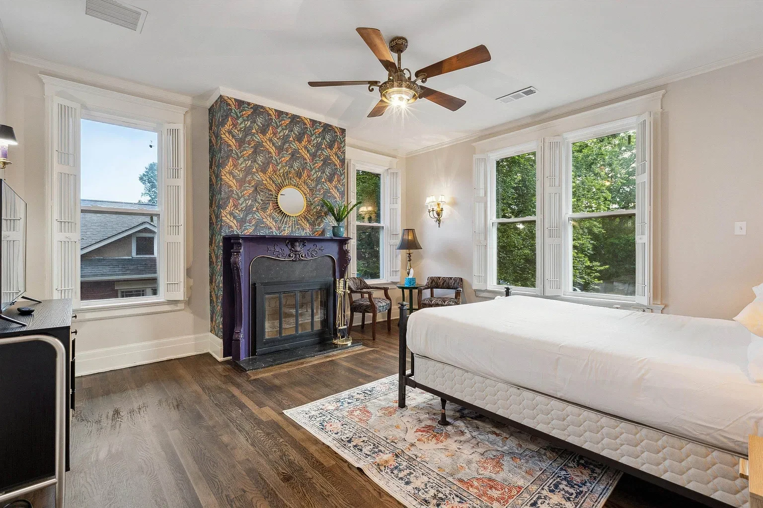 Queen bedroom at McLean Manor
