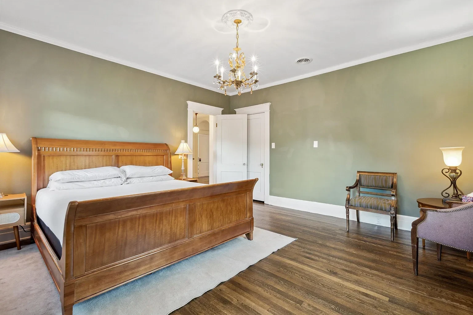 King bedroom at McLean Manor